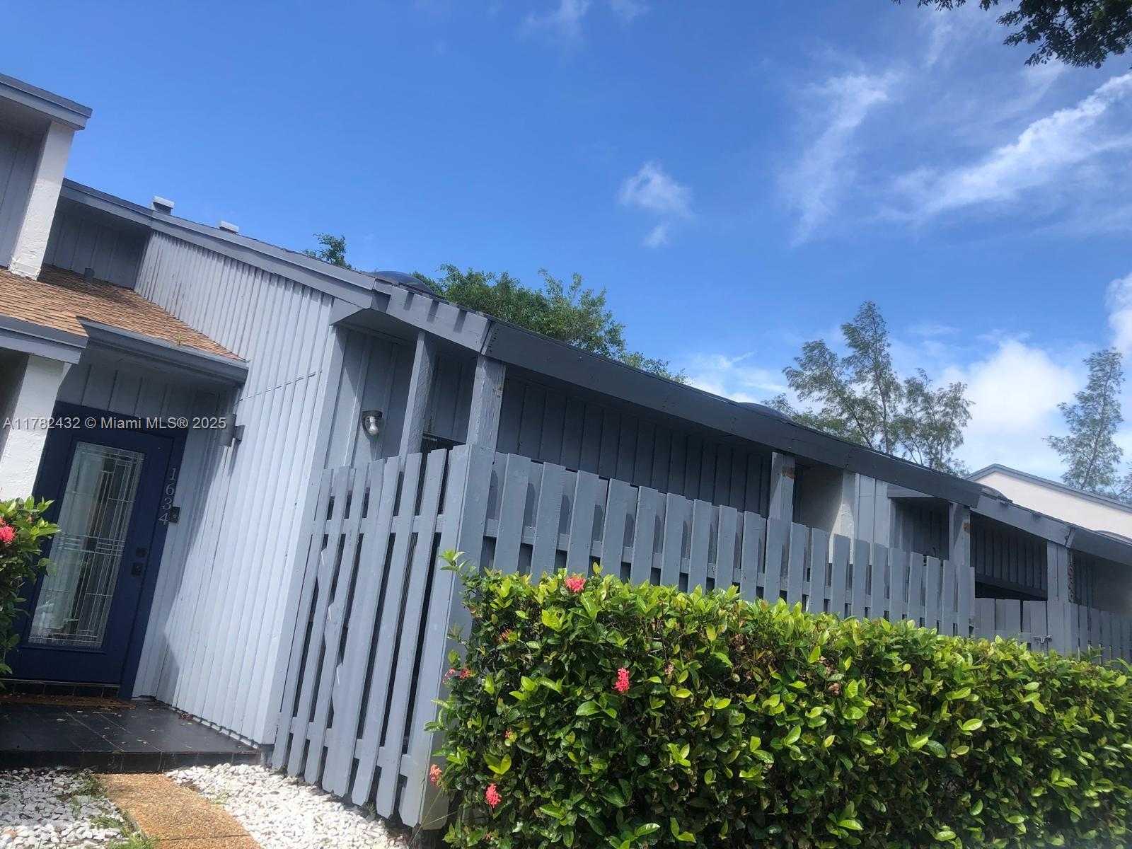 Small Image of 1634 NORTH 15TH TERRACE, Hollywood Number 3