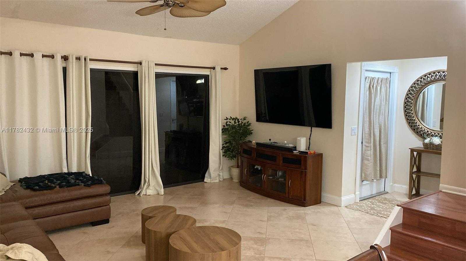 Small Image of 1634 NORTH 15TH TERRACE, Hollywood Number 4