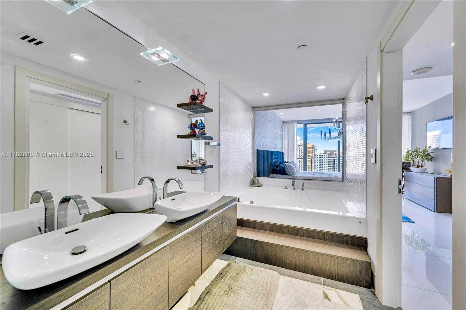 Small Image of 200 BISCAYNE BOULEVARD WAY #3307, Miami Number 23