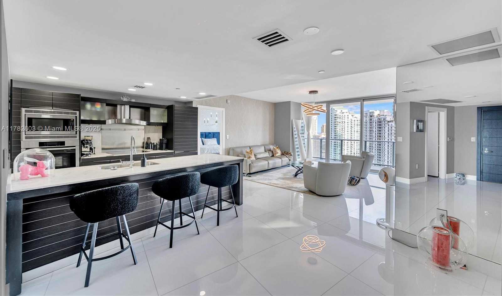 Small Image of 200 BISCAYNE BOULEVARD WAY #3307, Miami Number 4