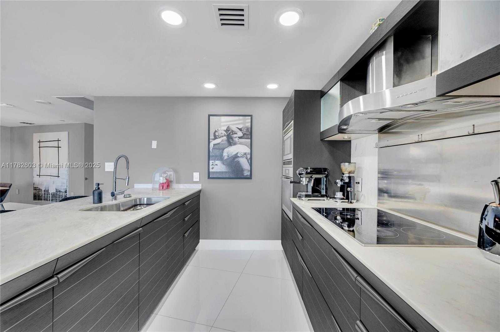 Small Image of 200 BISCAYNE BOULEVARD WAY #3307, Miami Number 6