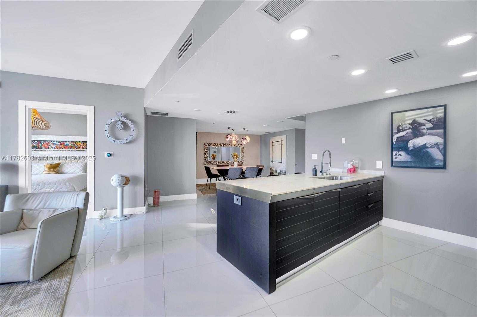 Small Image of 200 BISCAYNE BOULEVARD WAY #3307, Miami Number 8