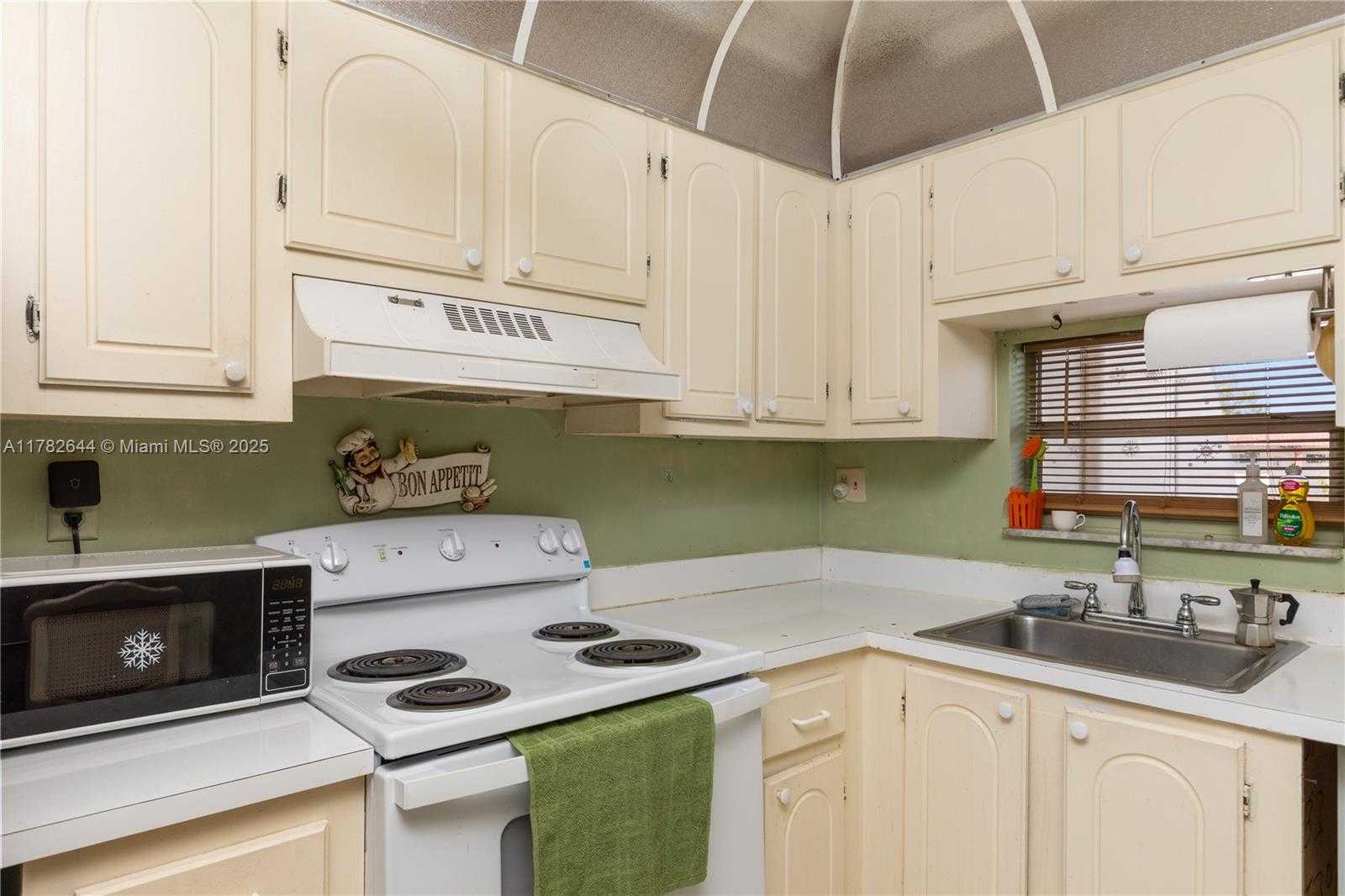 Small Image of 400 SOUTH HOLLYBROOK DR #302, Pembroke Pines Number 24