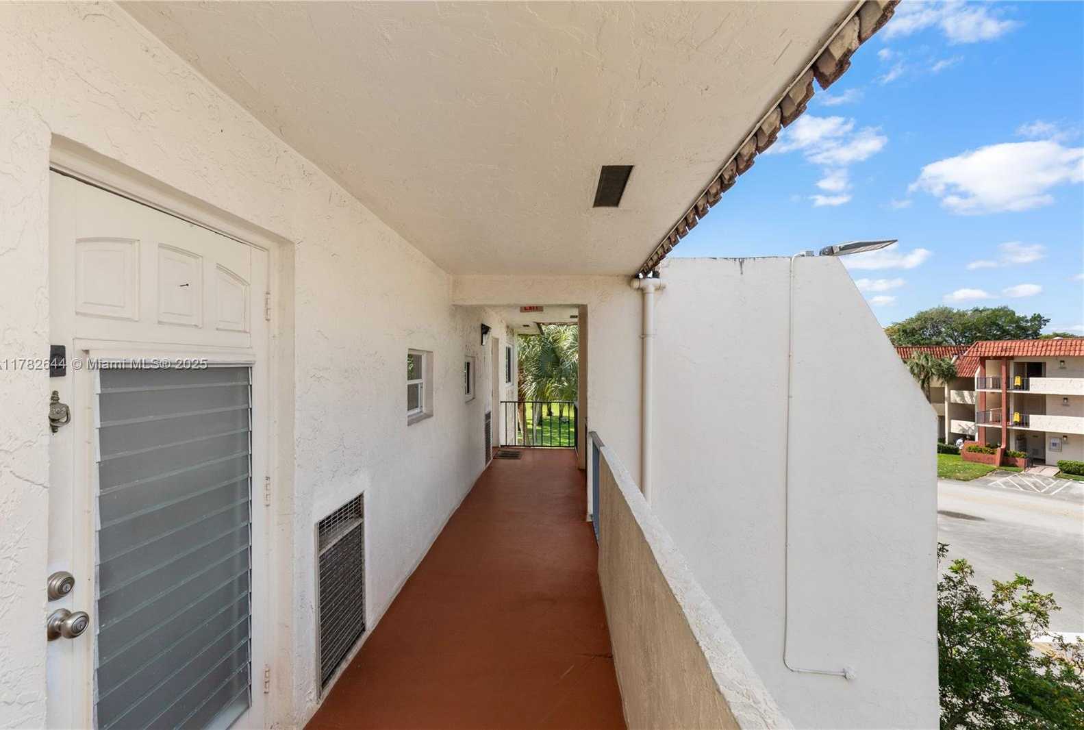 Small Image of 400 SOUTH HOLLYBROOK DR #302, Pembroke Pines Number 25