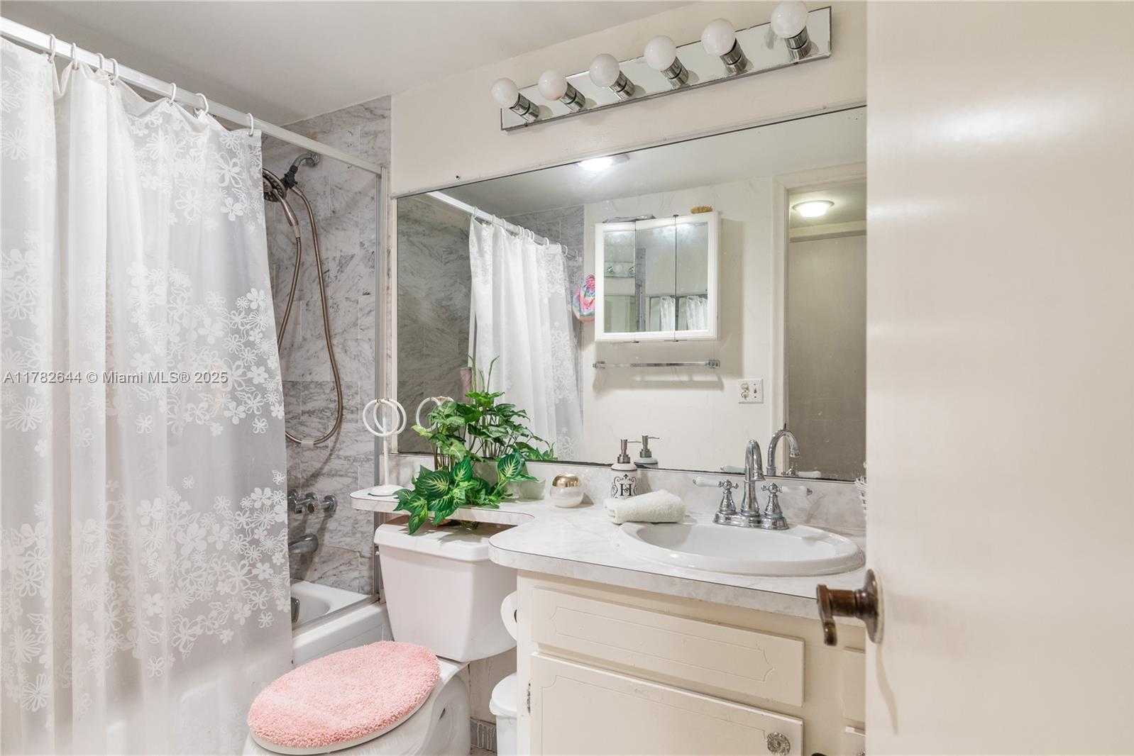 Small Image of 400 SOUTH HOLLYBROOK DR #302, Pembroke Pines Number 4