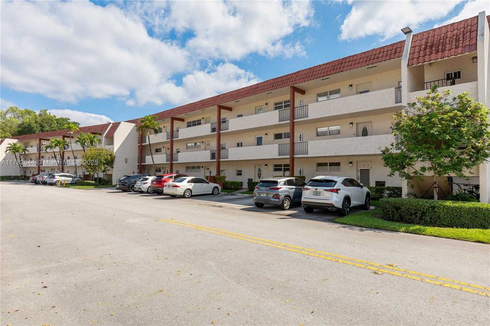 Small Image of 400 SOUTH HOLLYBROOK DR #302, Pembroke Pines Number 6