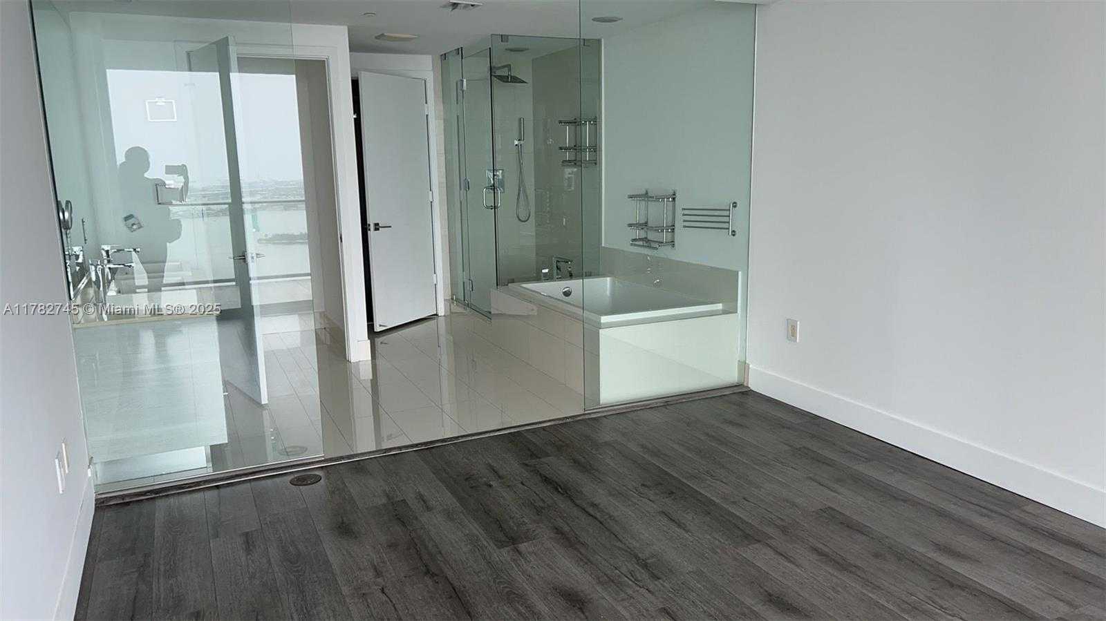 Small Image of Miami Number 5