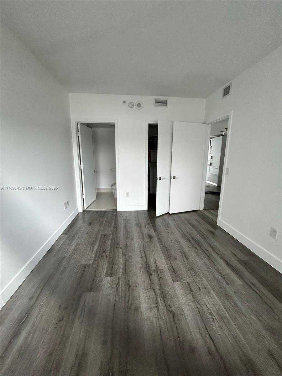 Small Image of Miami Number 8