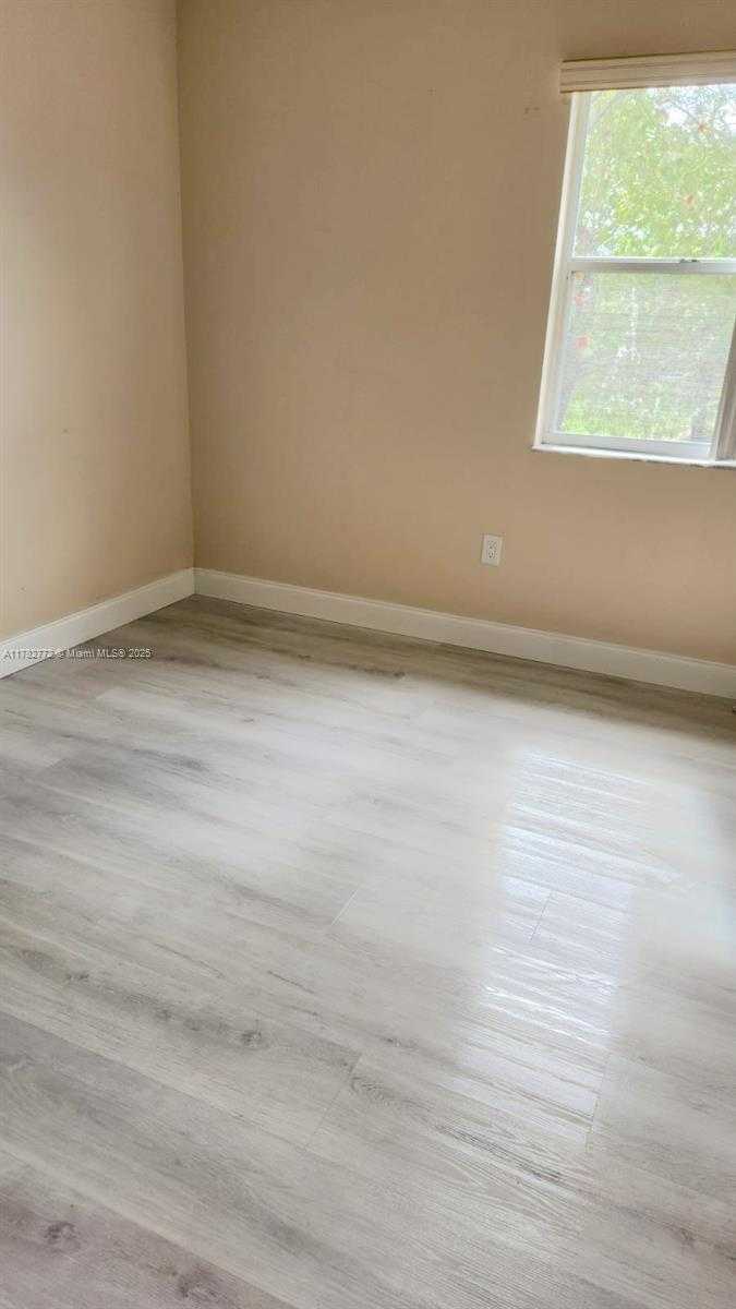 Small Image of Pembroke Pines Number 10