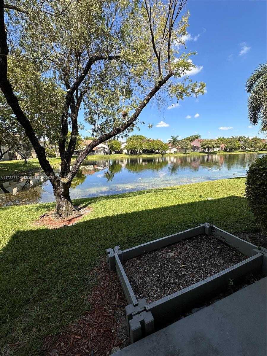 Small Image of Pembroke Pines Number 15