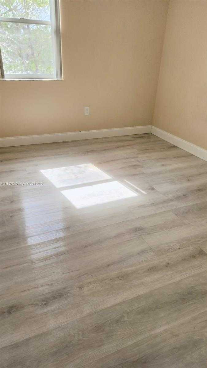 Small Image of Pembroke Pines Number 9