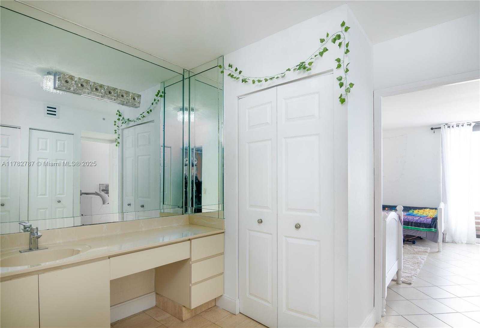 Small Image of 3731 NORTH COUNTRY CLUB DR #1927, Aventura Number 29