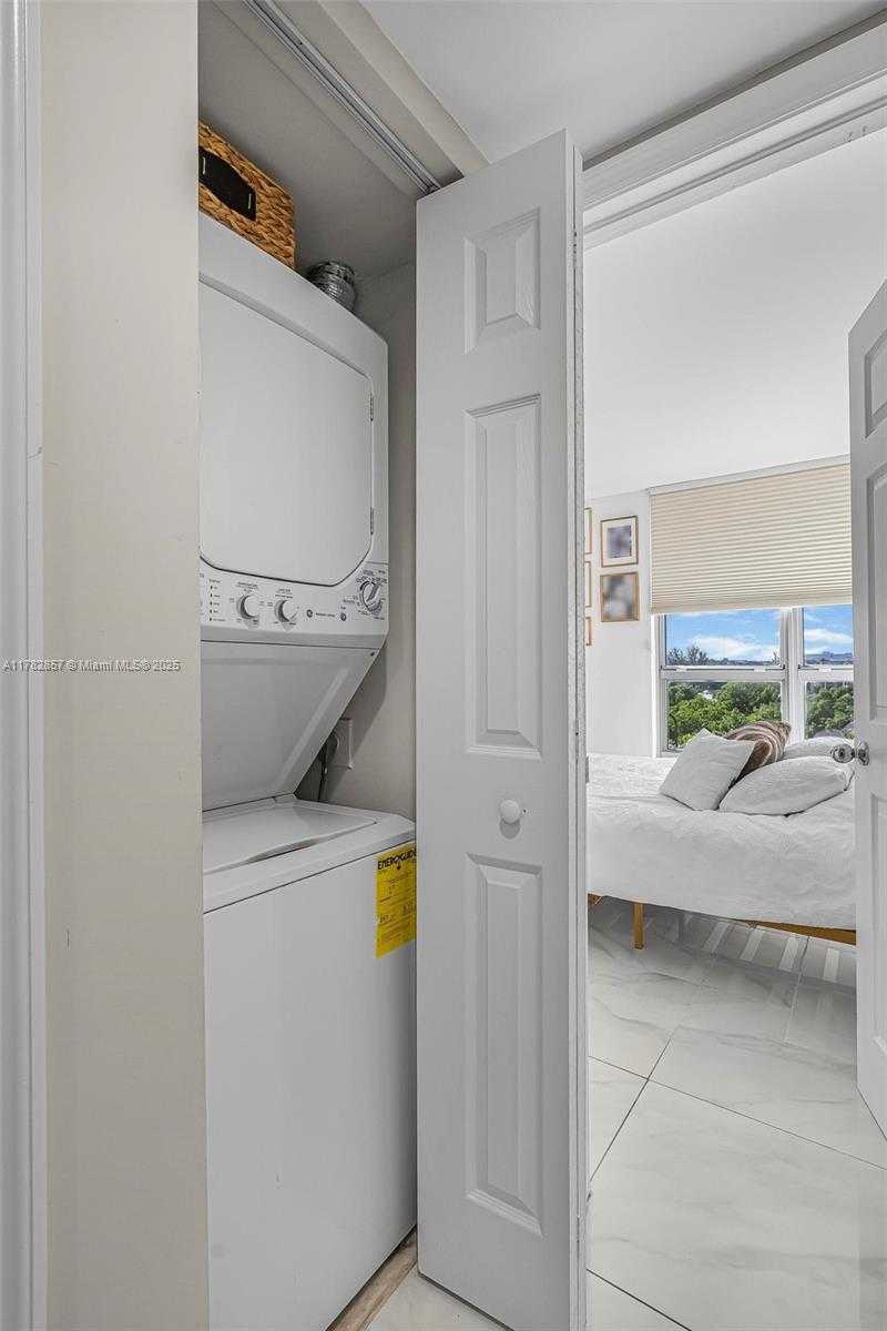 Small Image of 3500 MYSTIC POINTE DR #604, Aventura Number 14
