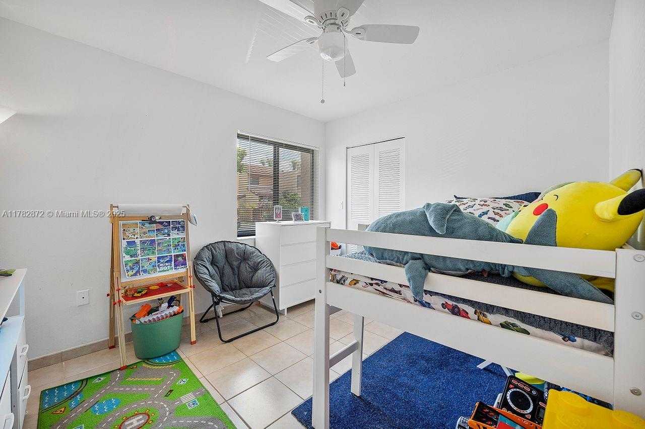 Small Image of 241 W Park Dr, Miami, FL 33172, USA Number 12