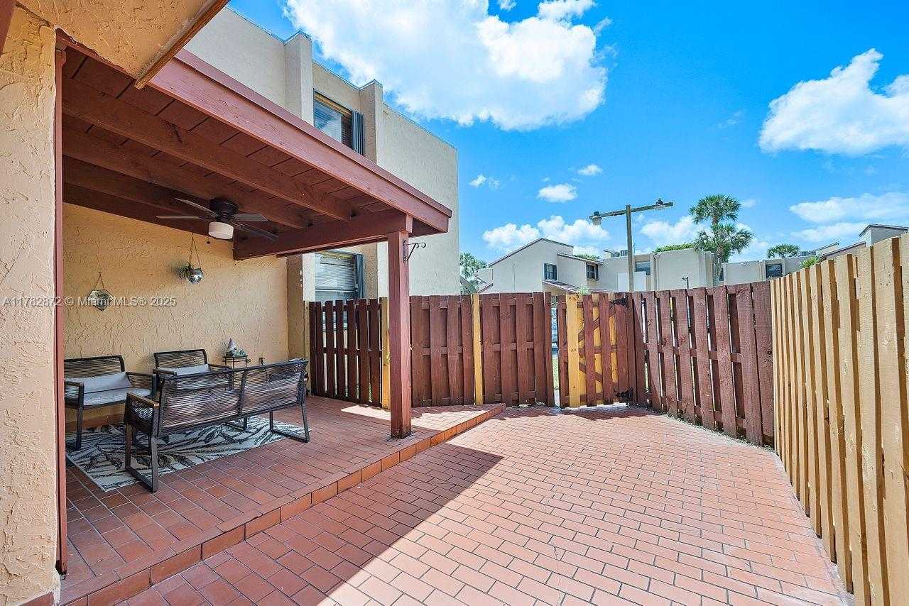 Small Image of 241 W Park Dr, Miami, FL 33172, USA Number 16