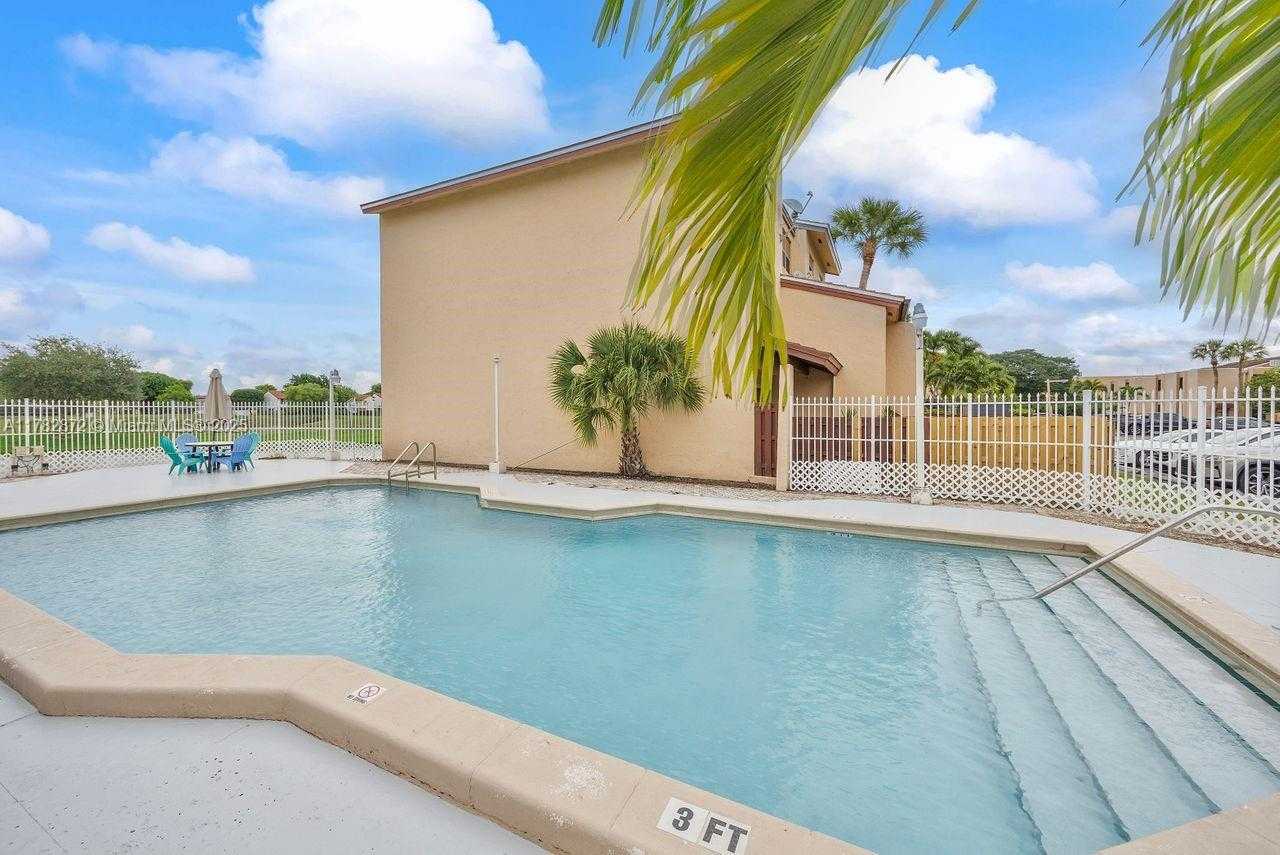Small Image of 241 W Park Dr, Miami, FL 33172, USA Number 17