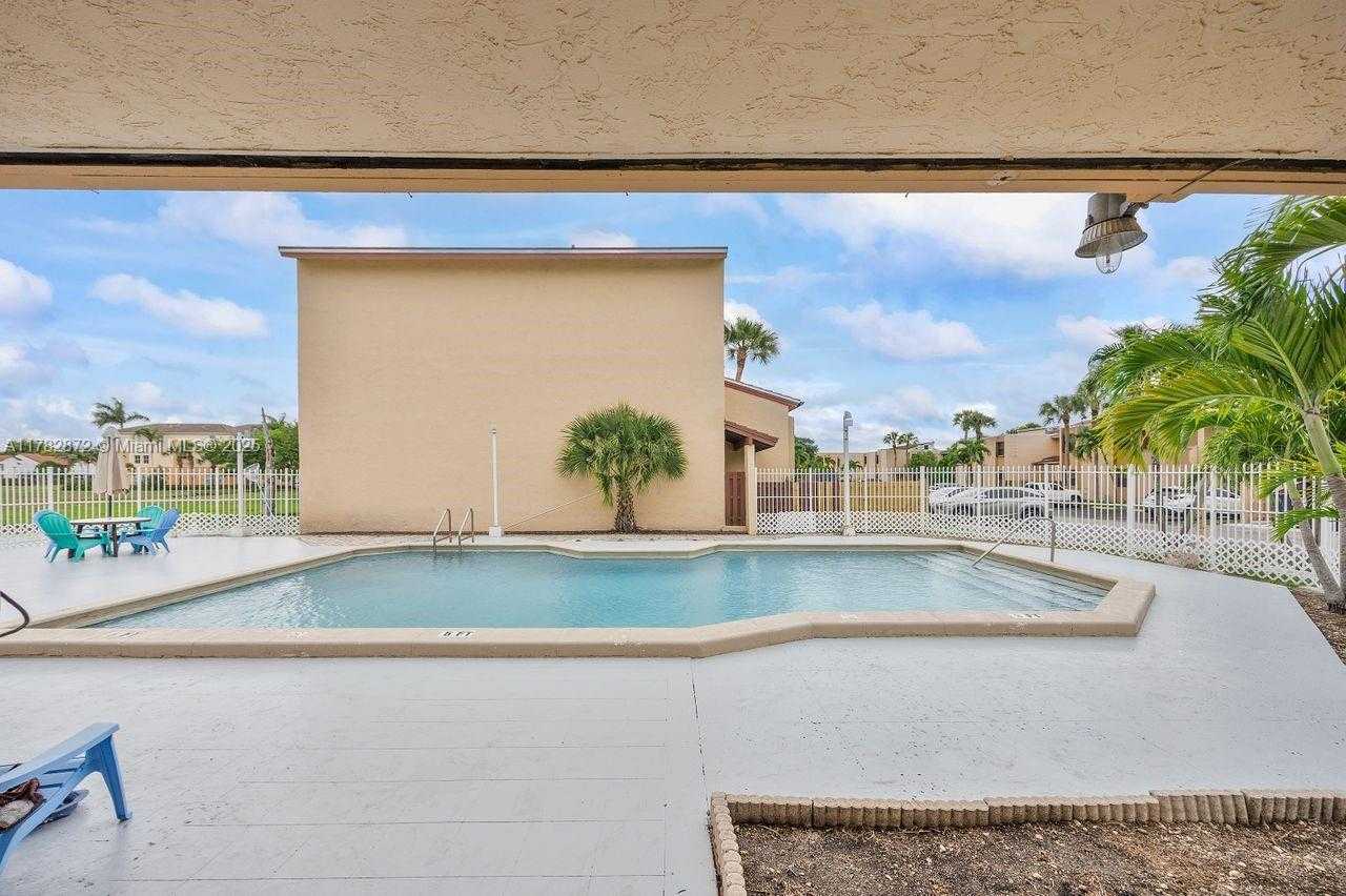 Small Image of 241 W Park Dr, Miami, FL 33172, USA Number 19