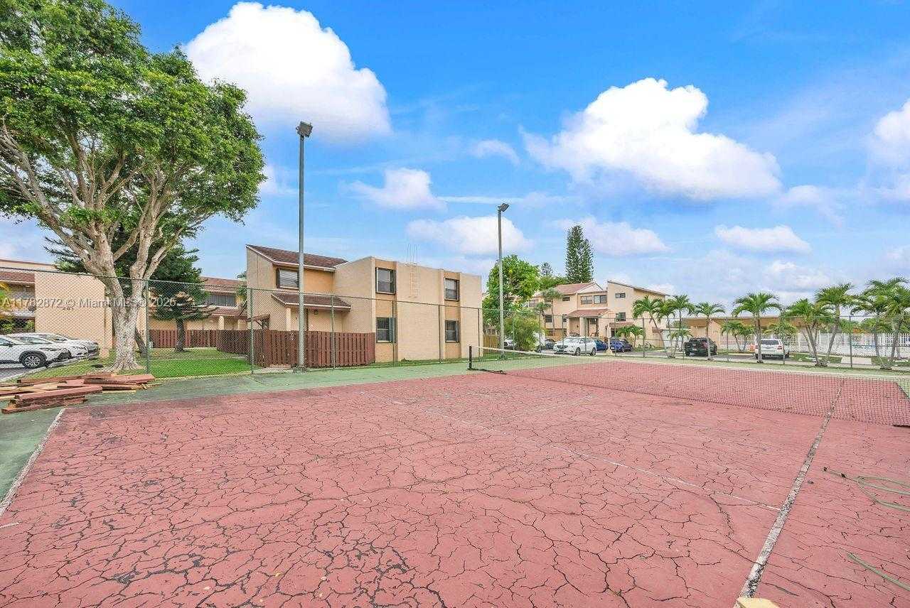 Small Image of 241 W Park Dr, Miami, FL 33172, USA Number 21