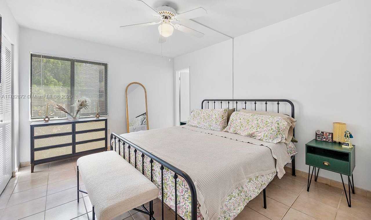 Small Image of 241 W Park Dr, Miami, FL 33172, USA Number 7