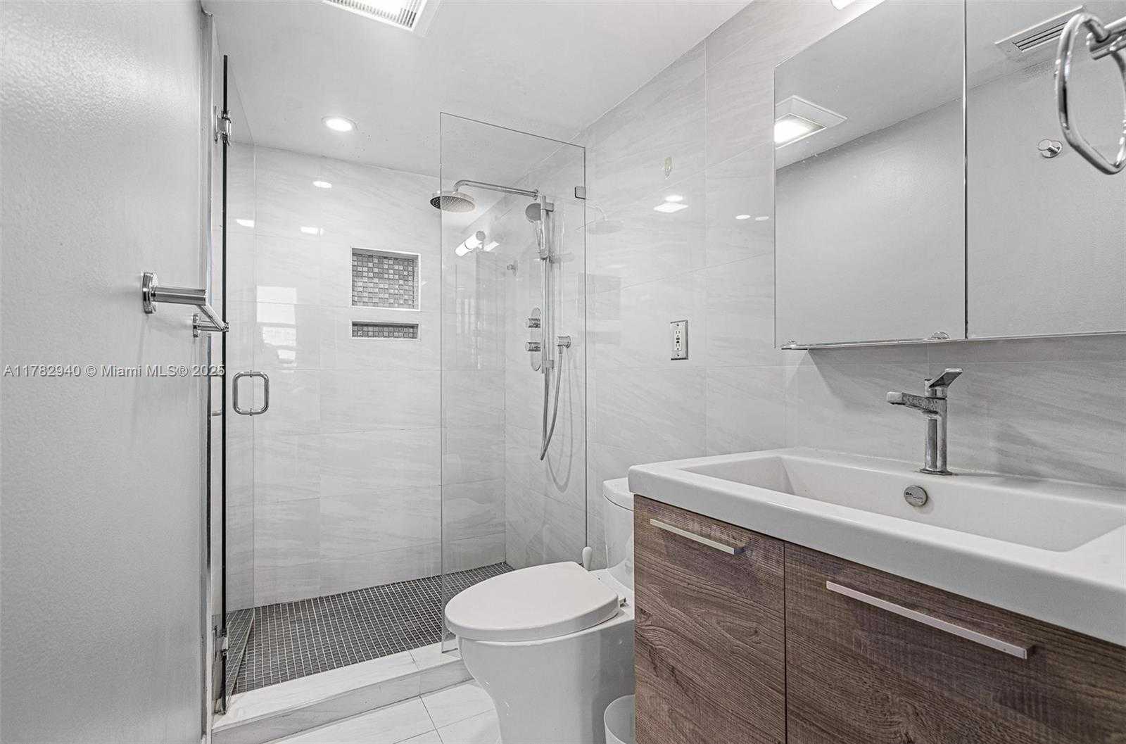 Small Image of Aventura Number 10