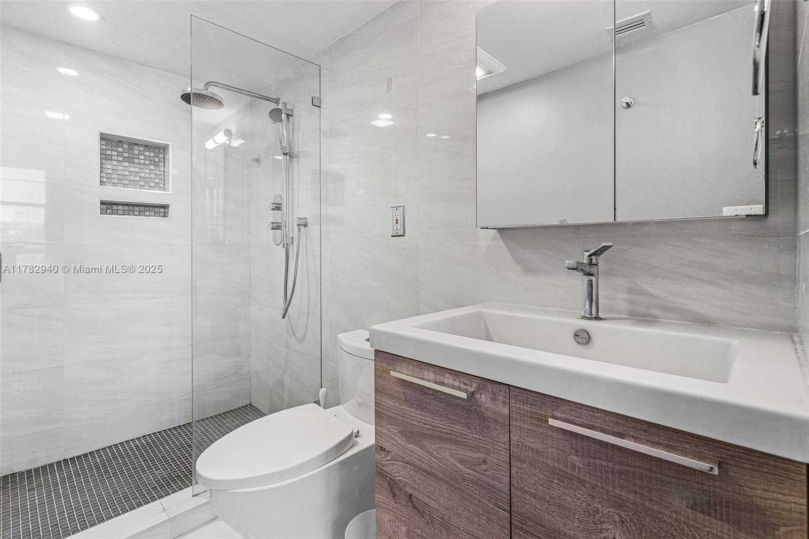 Small Image of Aventura Number 11