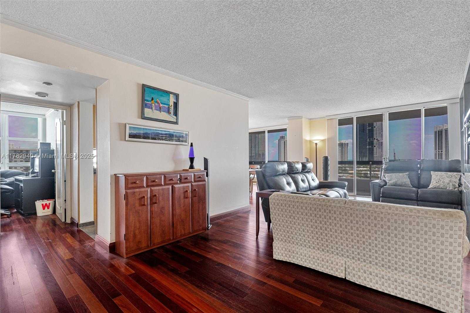 Small Image of Aventura Number 12