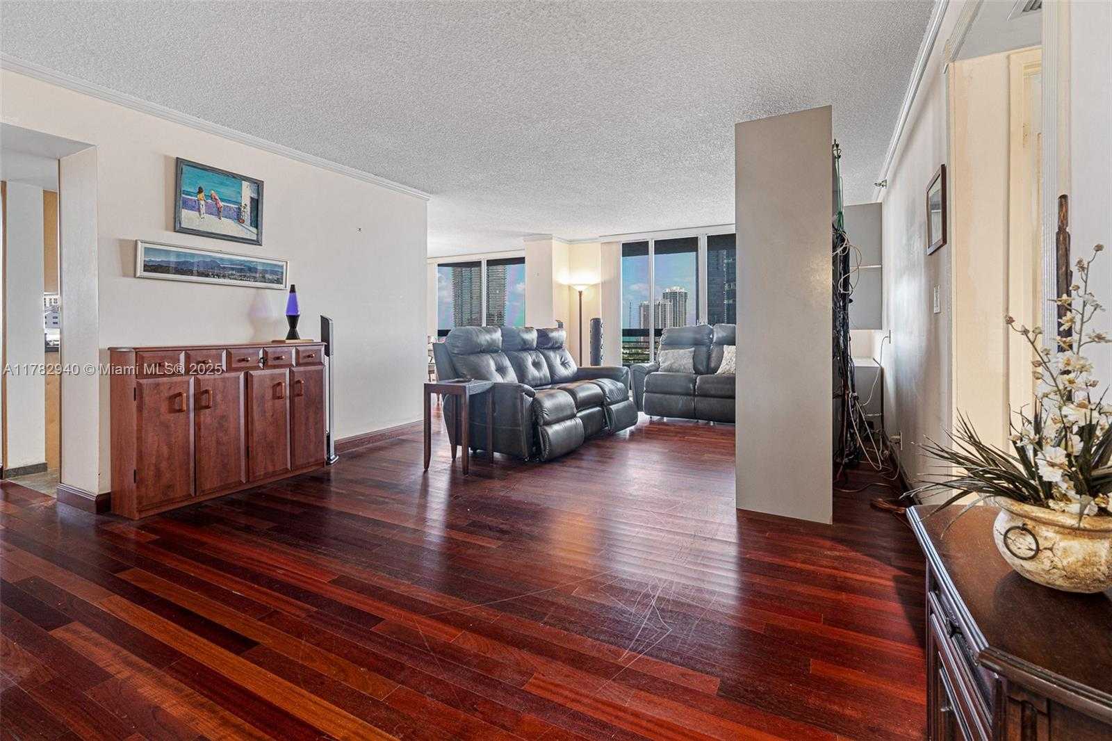 Small Image of Aventura Number 13