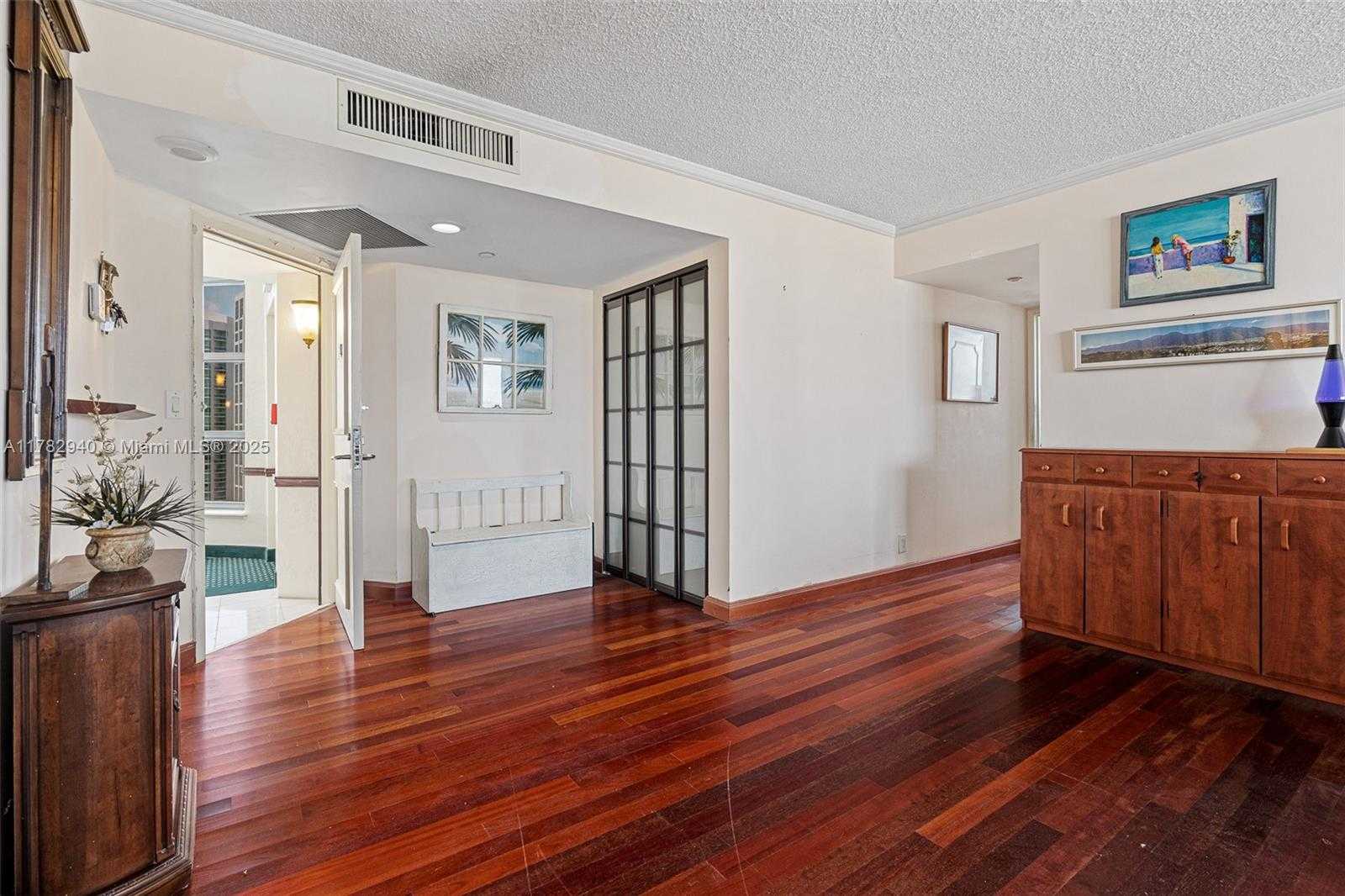 Small Image of Aventura Number 14