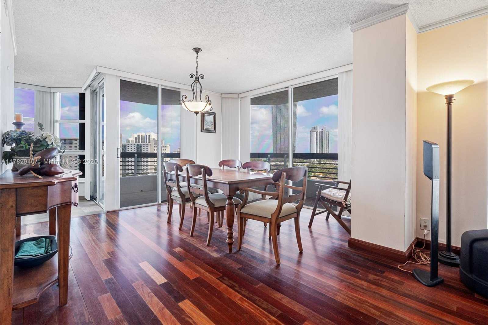 Small Image of Aventura Number 16