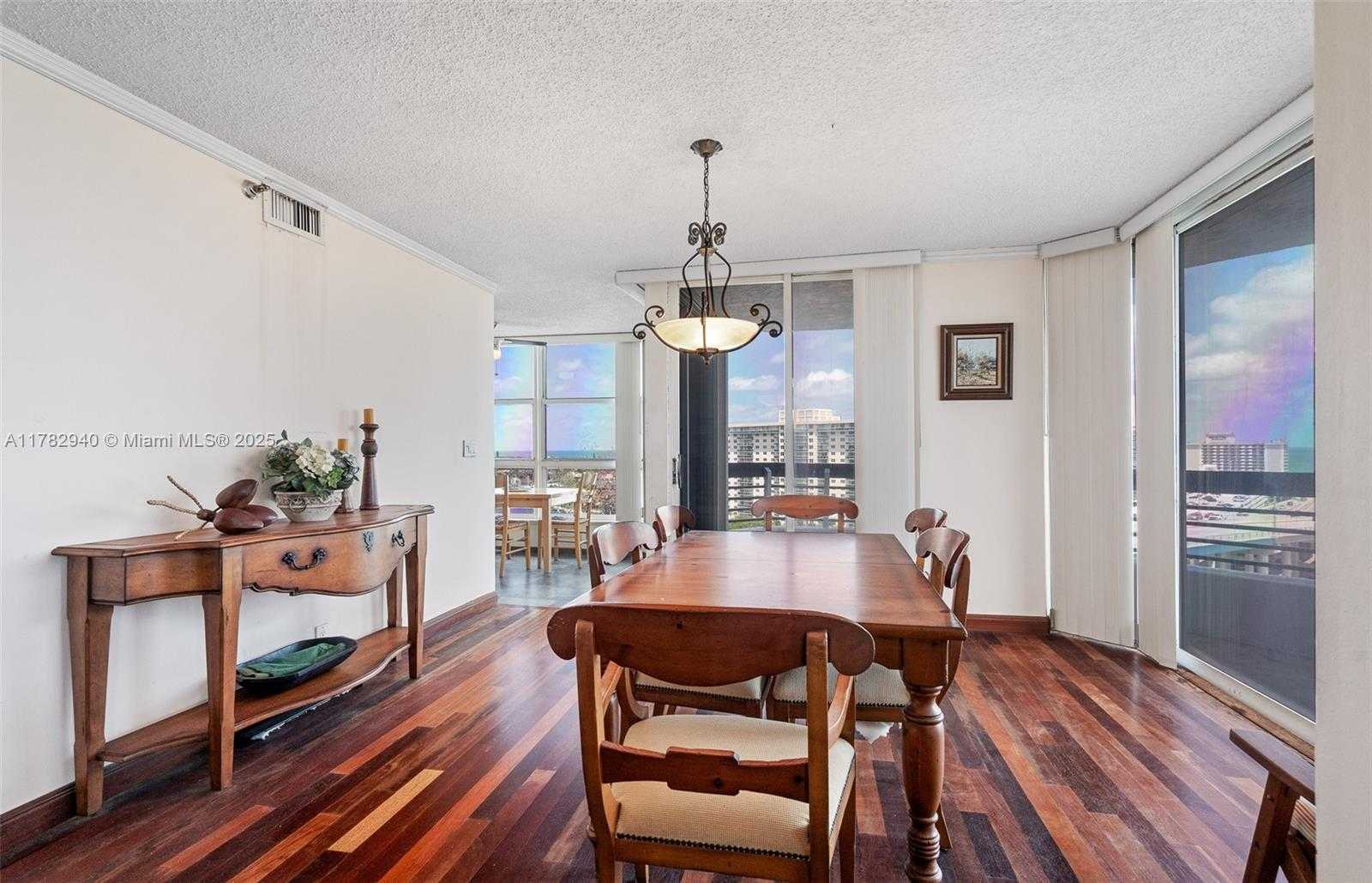 Small Image of Aventura Number 18