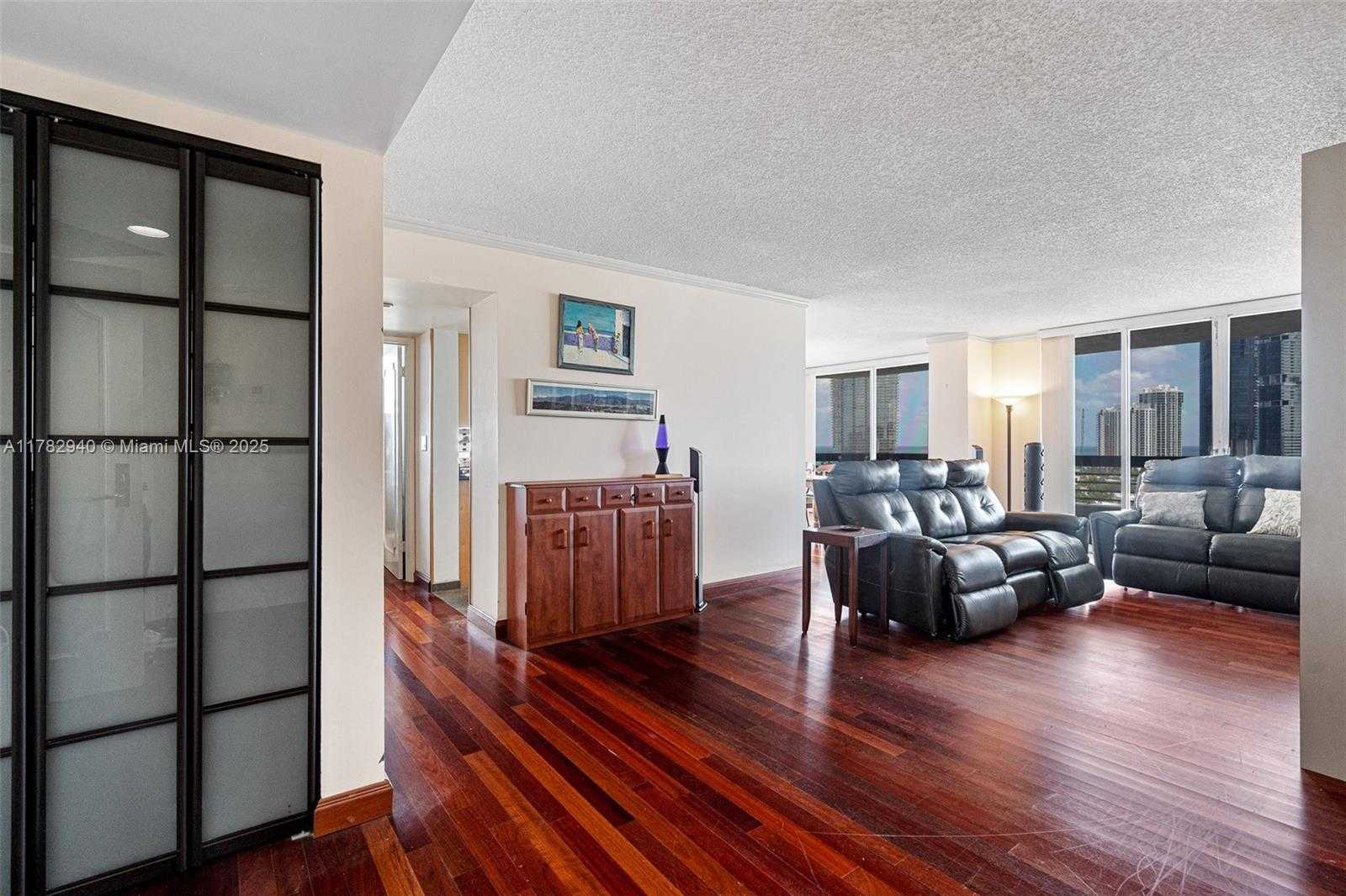 Small Image of Aventura Number 19