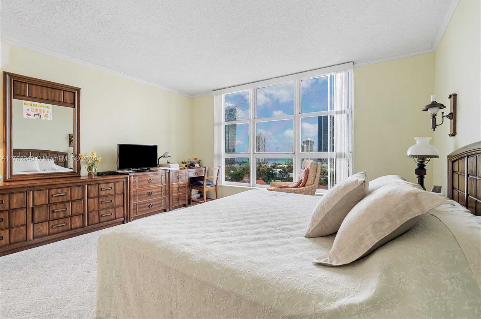 Small Image of Aventura Number 23