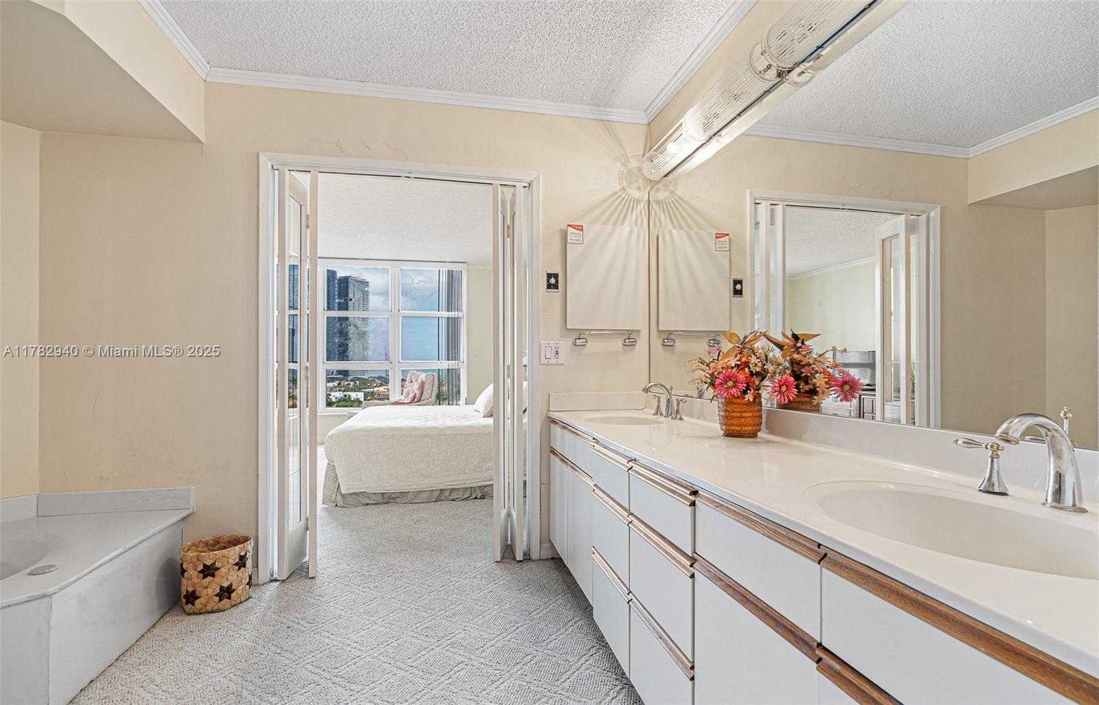 Small Image of Aventura Number 28