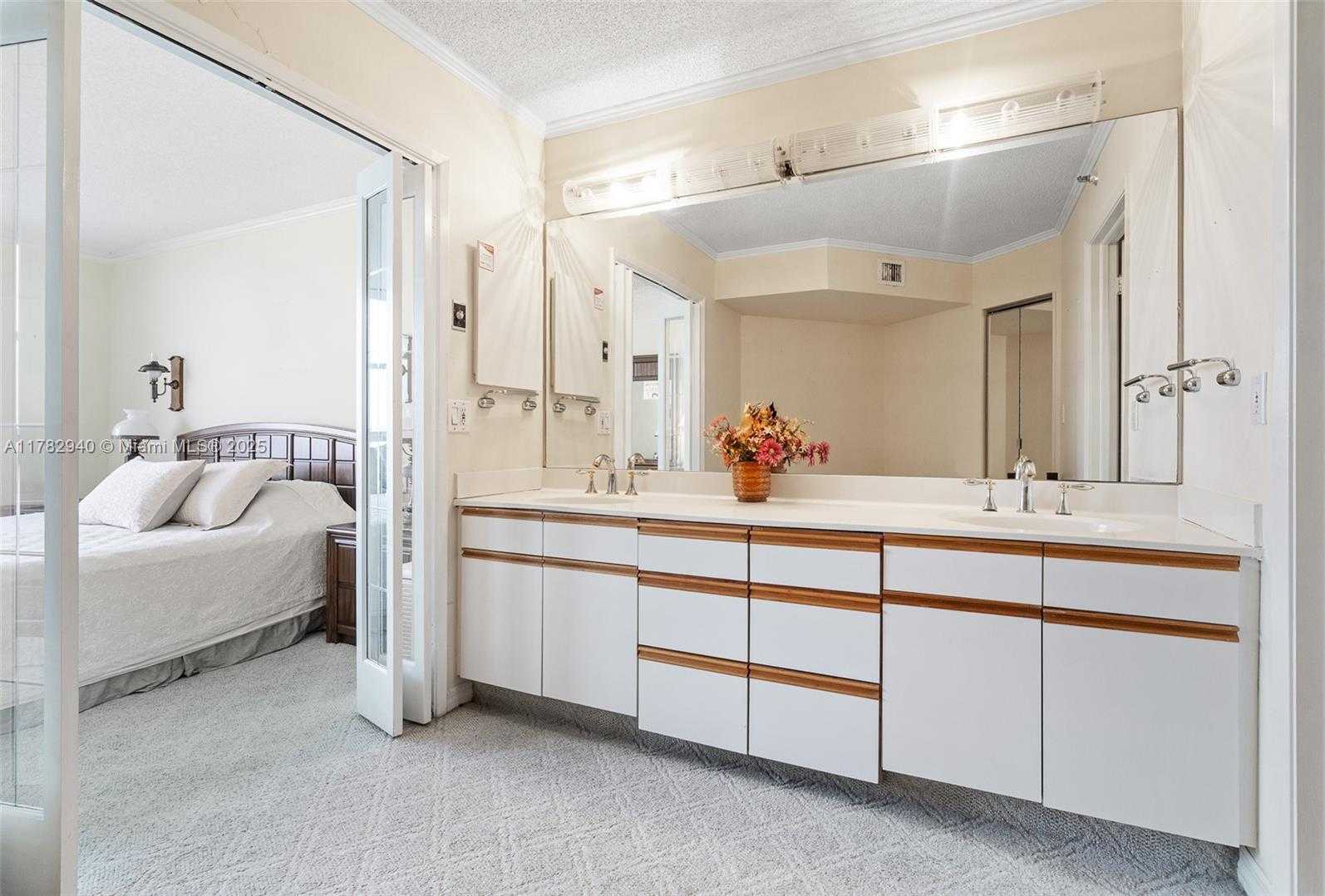 Small Image of Aventura Number 29