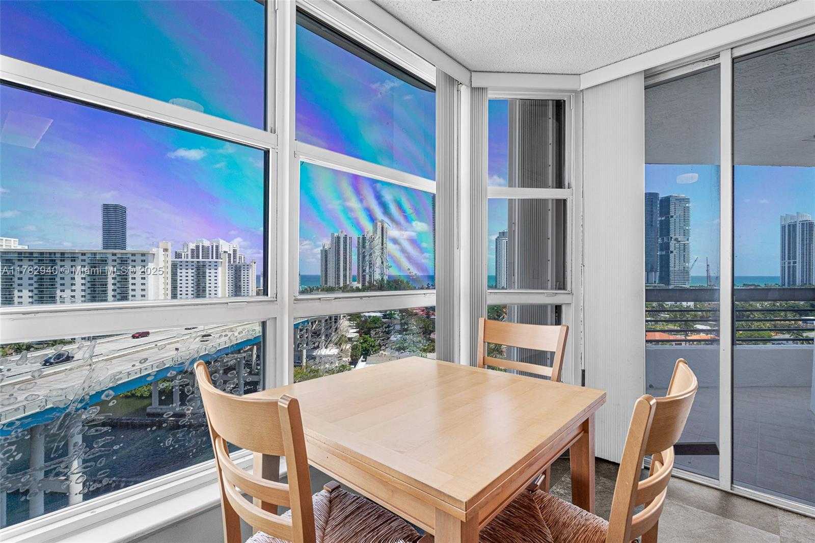 Small Image of Aventura Number 3