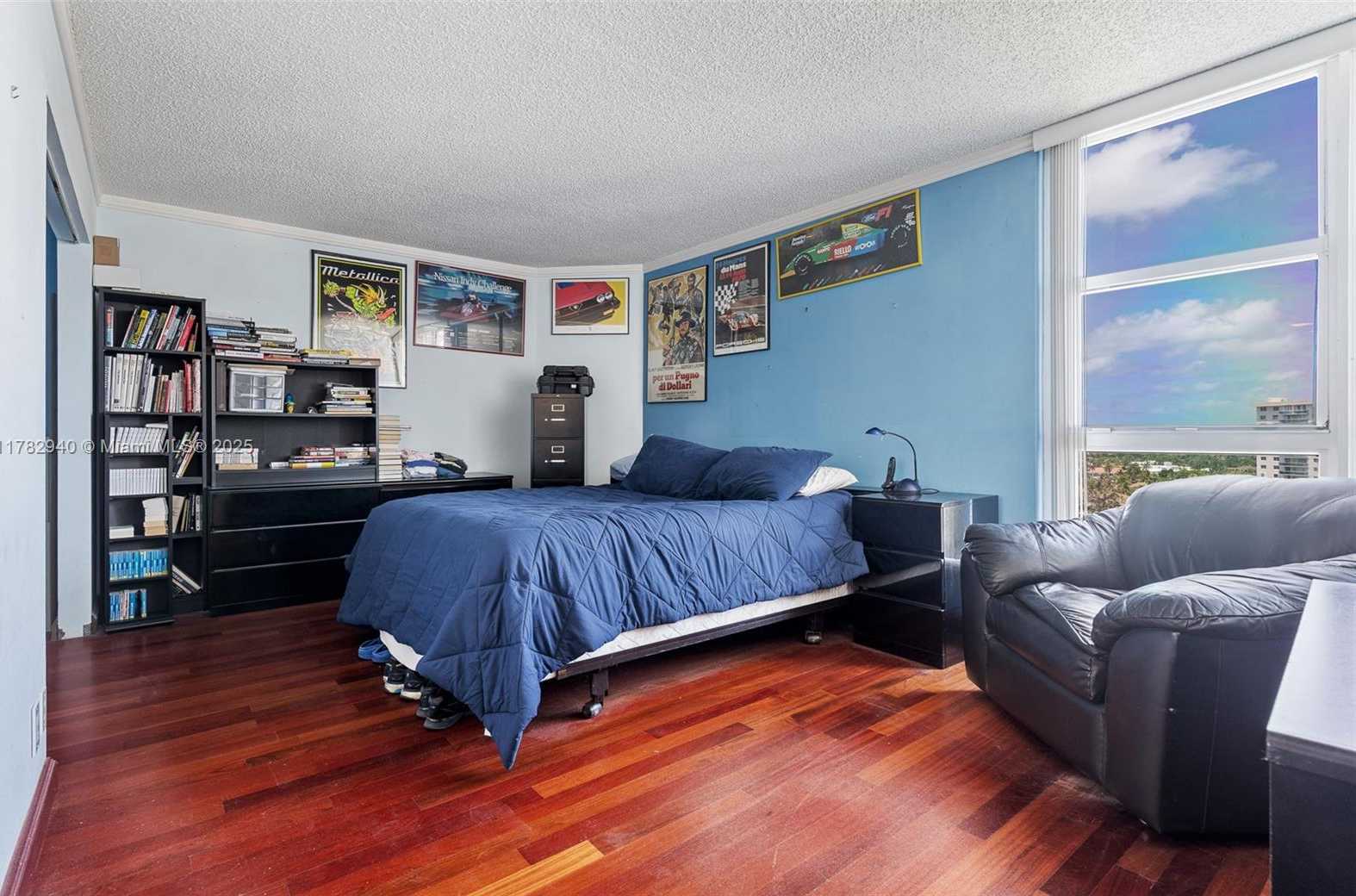 Small Image of Aventura Number 31