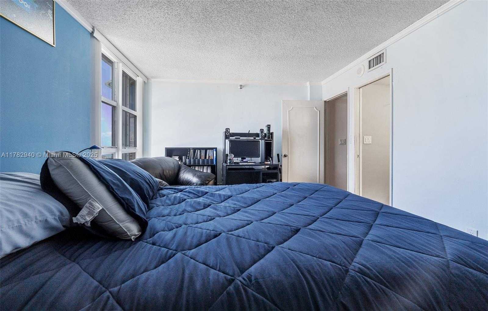 Small Image of Aventura Number 32