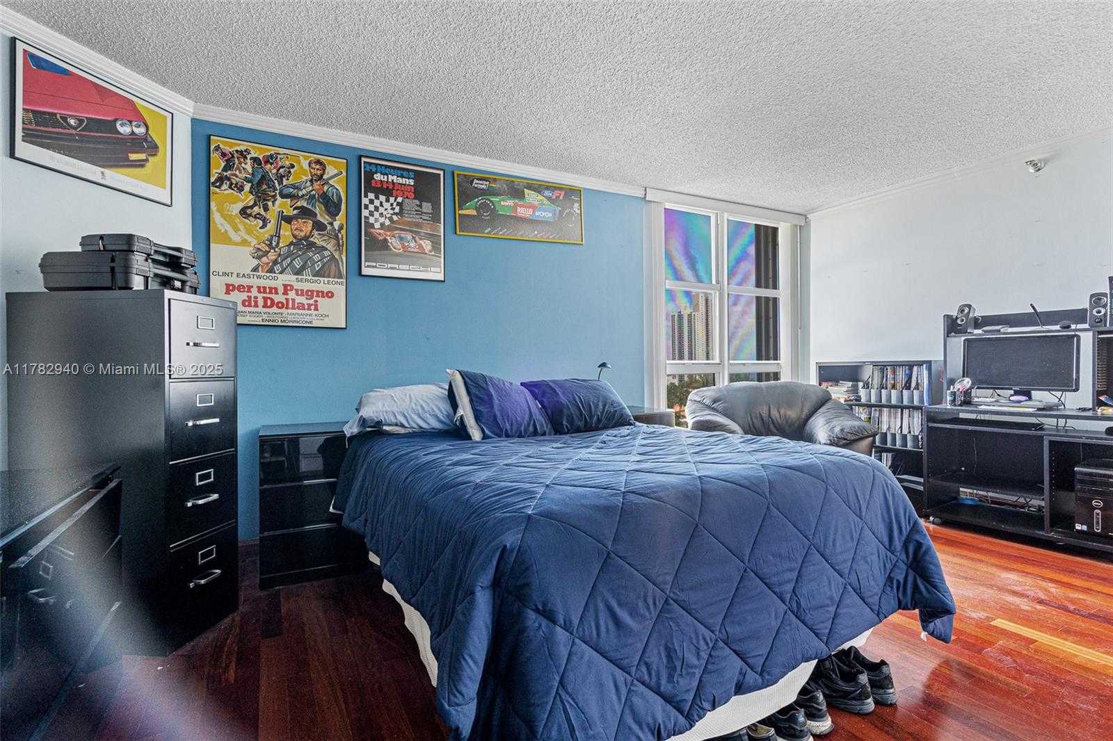 Small Image of Aventura Number 33