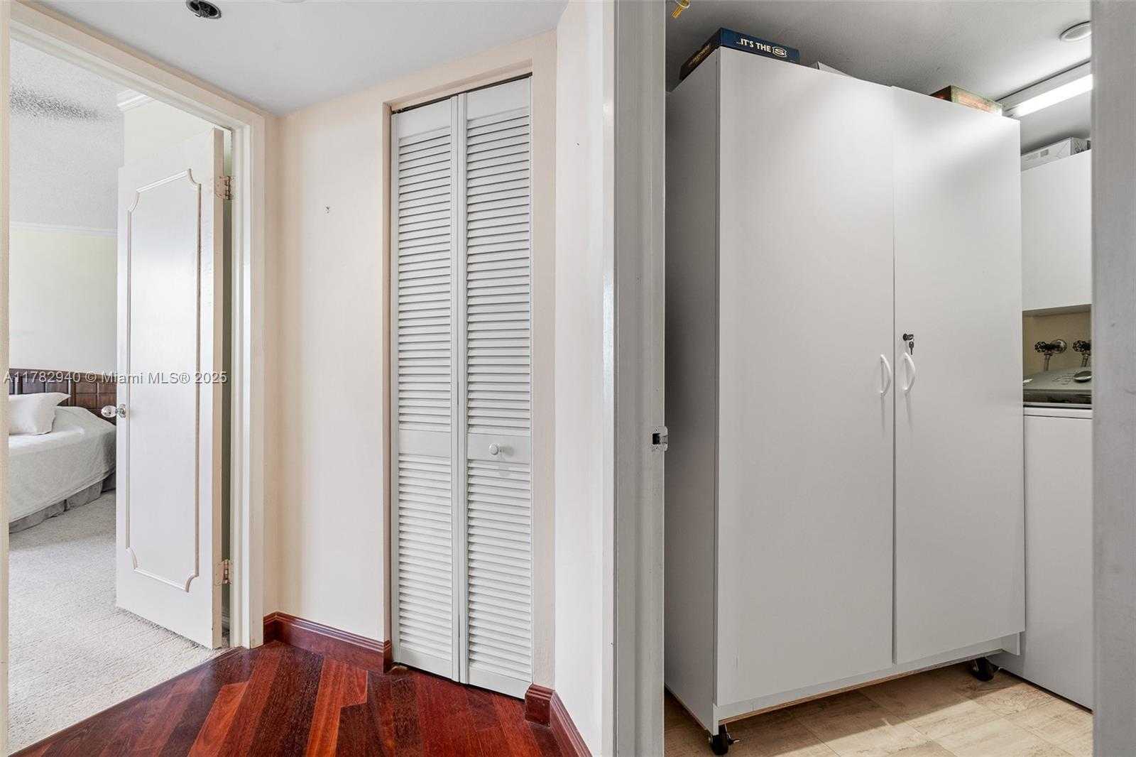 Small Image of Aventura Number 34