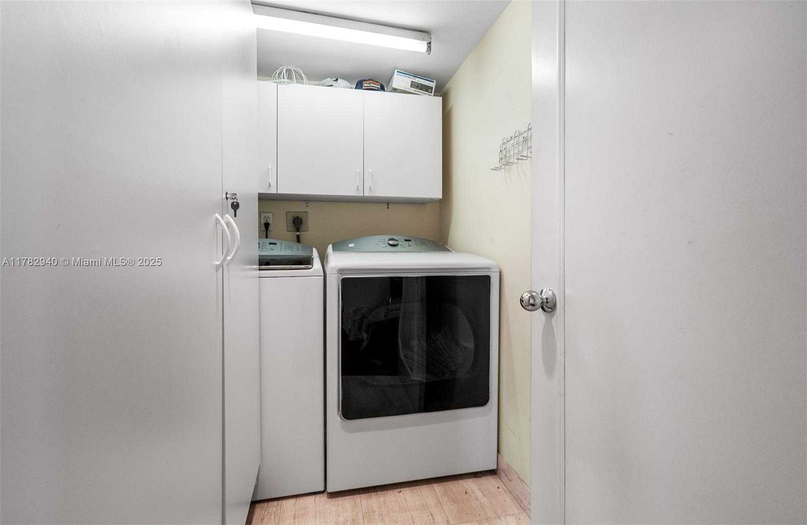 Small Image of Aventura Number 35