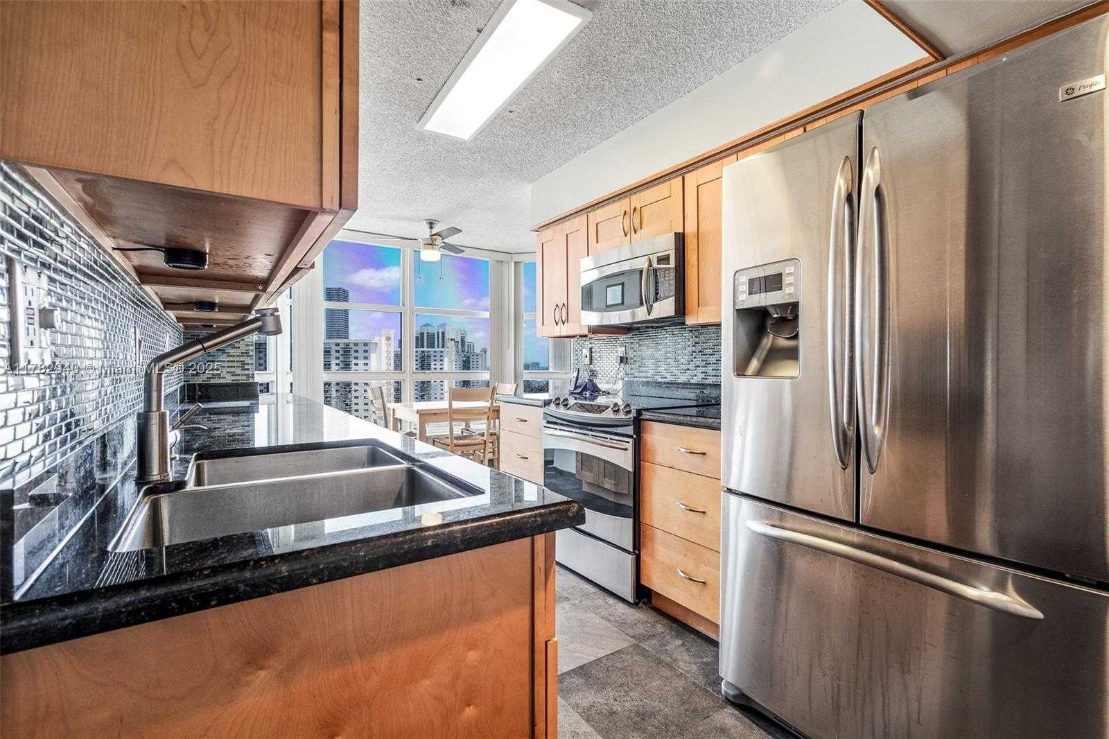 Small Image of Aventura Number 4