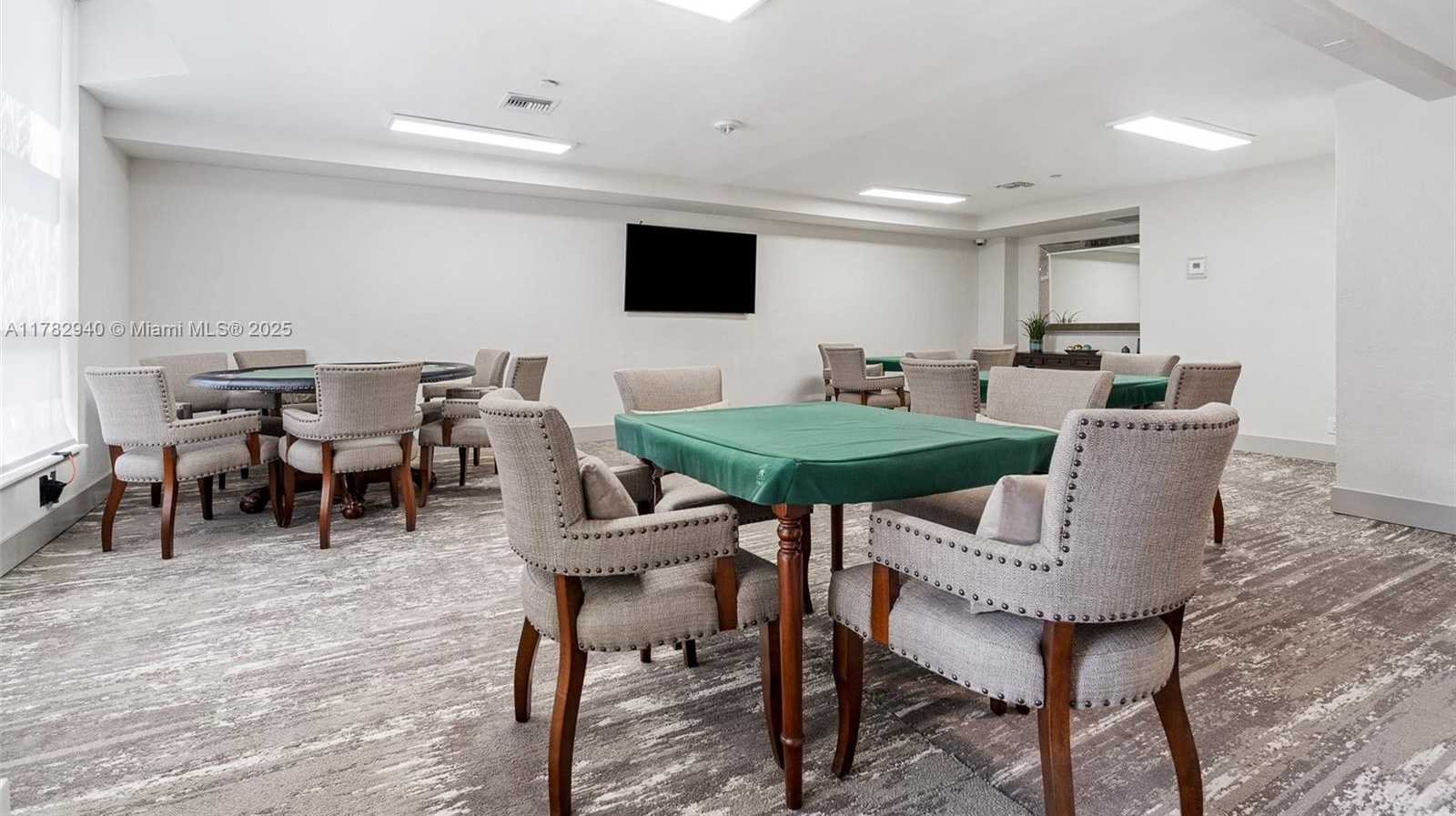 Small Image of Aventura Number 42