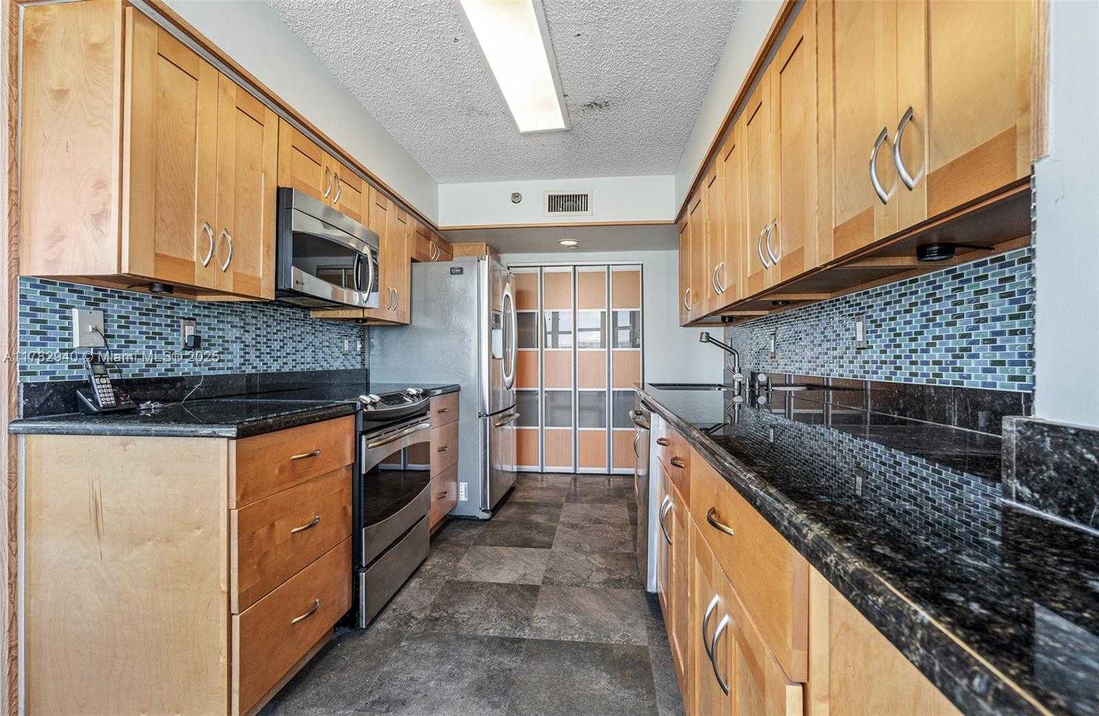 Small Image of Aventura Number 6