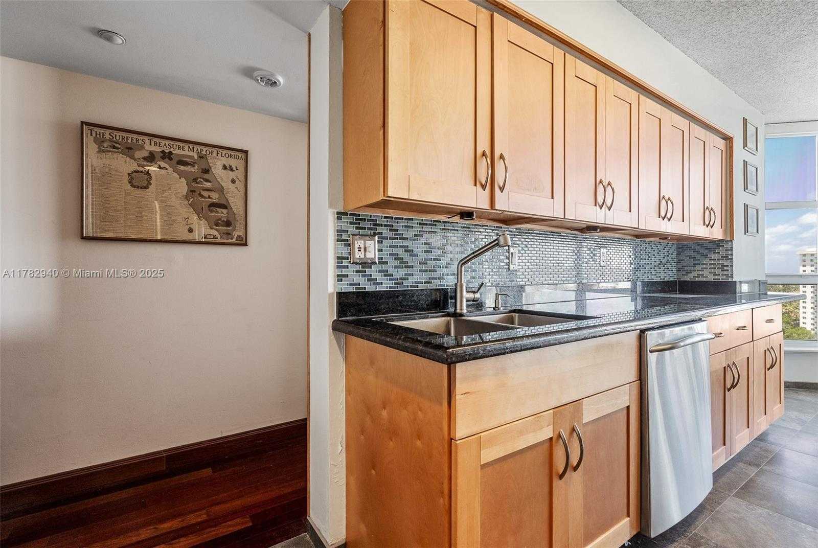 Small Image of Aventura Number 8