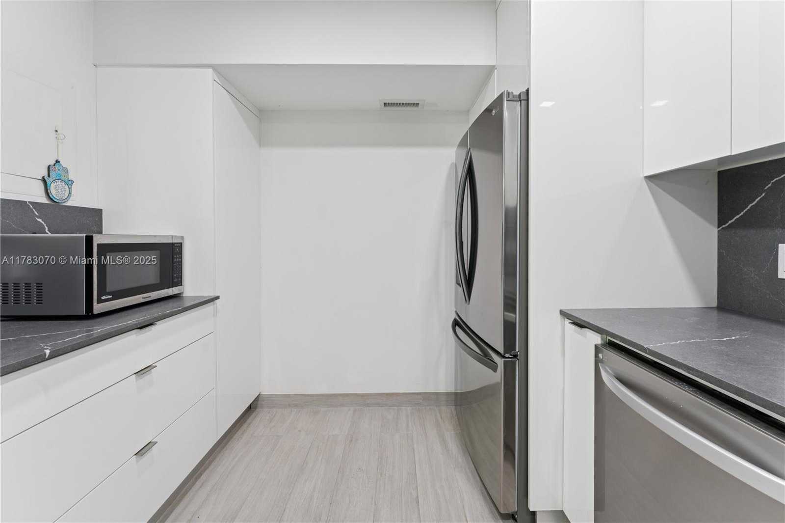 Small Image of 4400 HILLCREST DR #303B, Hollywood Number 10