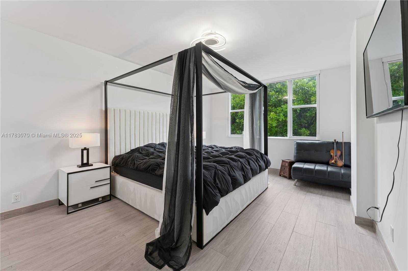 Small Image of 4400 HILLCREST DR #303B, Hollywood Number 11