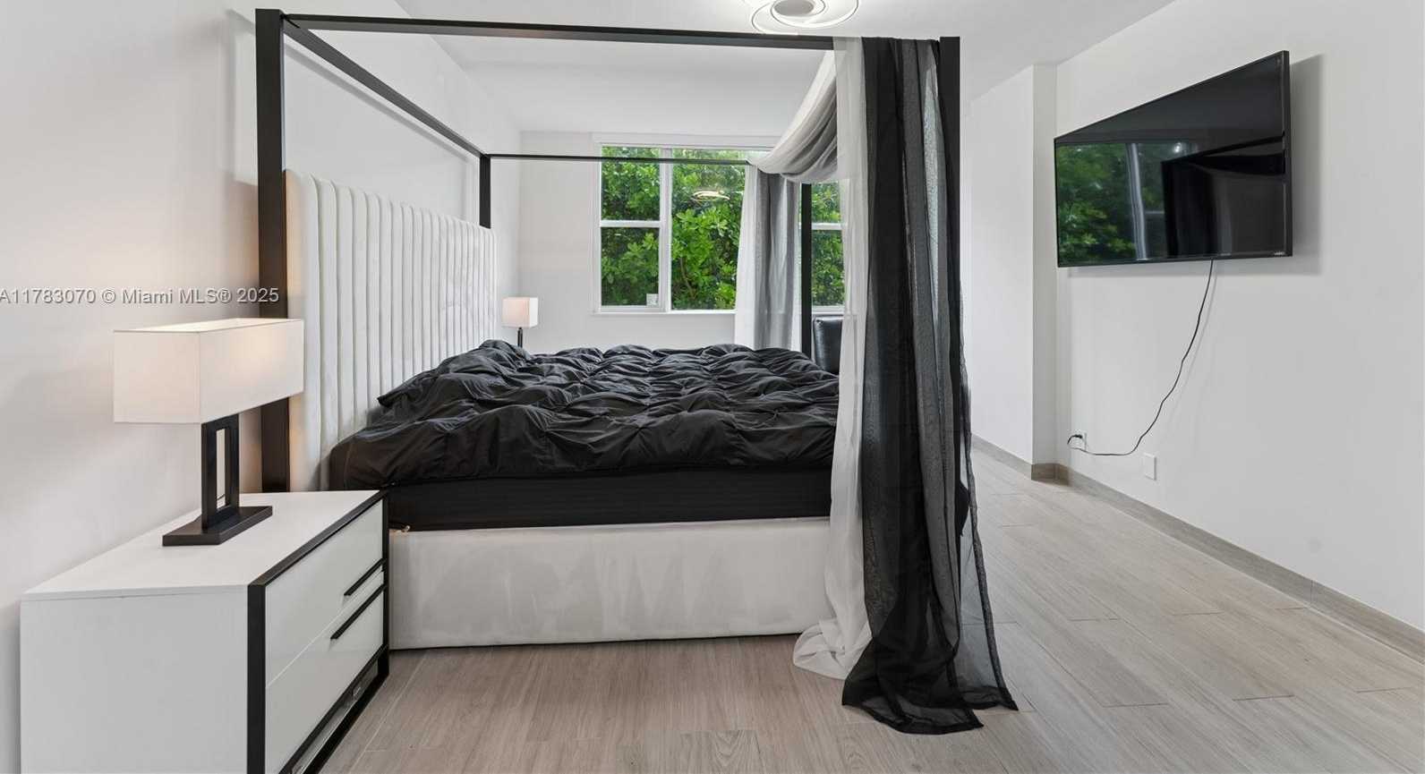 Small Image of 4400 HILLCREST DR #303B, Hollywood Number 12