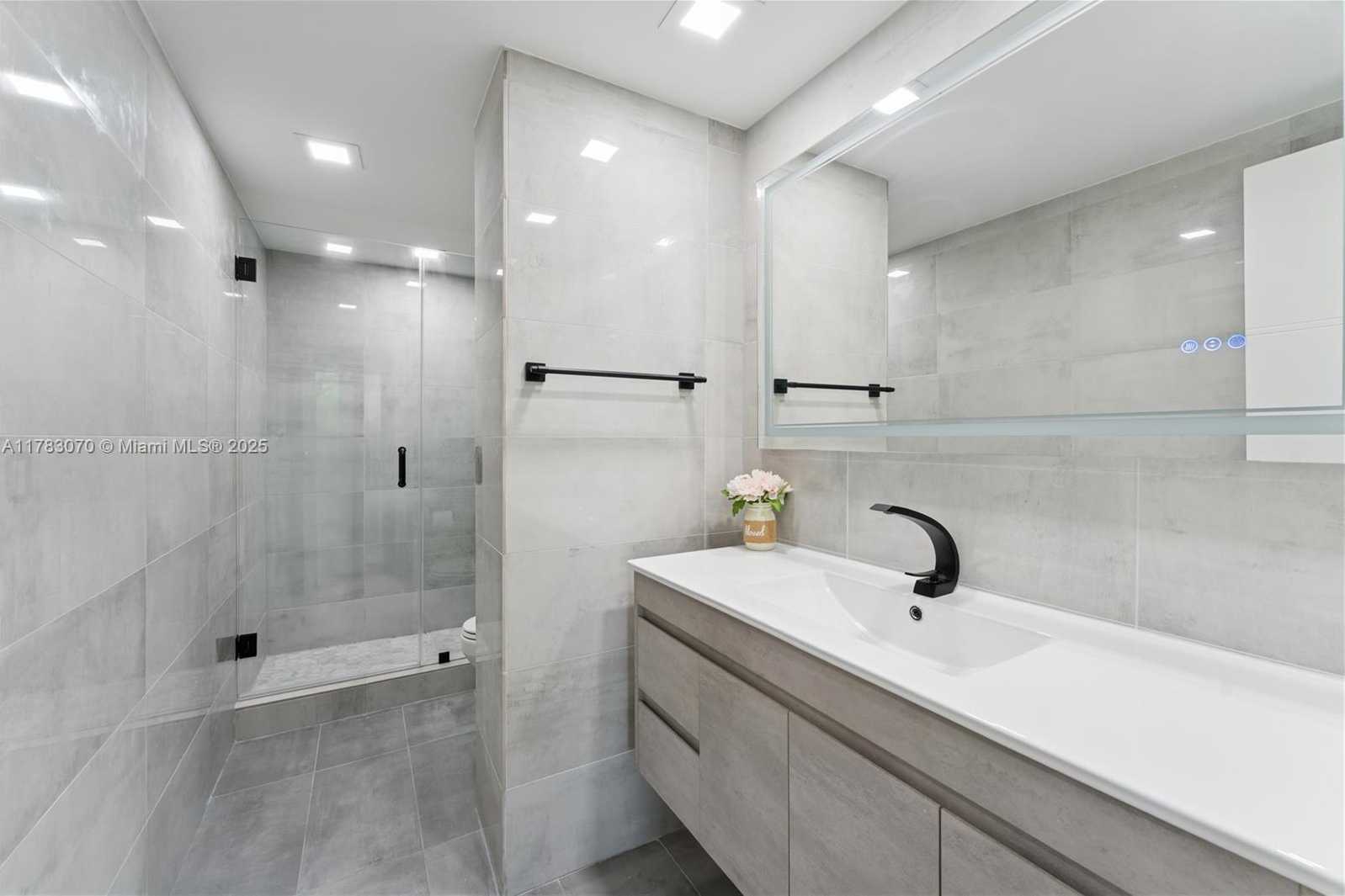 Small Image of 4400 HILLCREST DR #303B, Hollywood Number 19