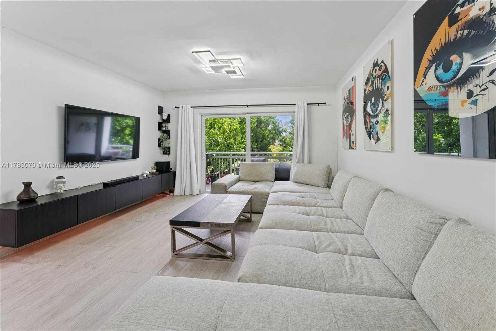 Small Image of 4400 HILLCREST DR #303B, Hollywood Number 2