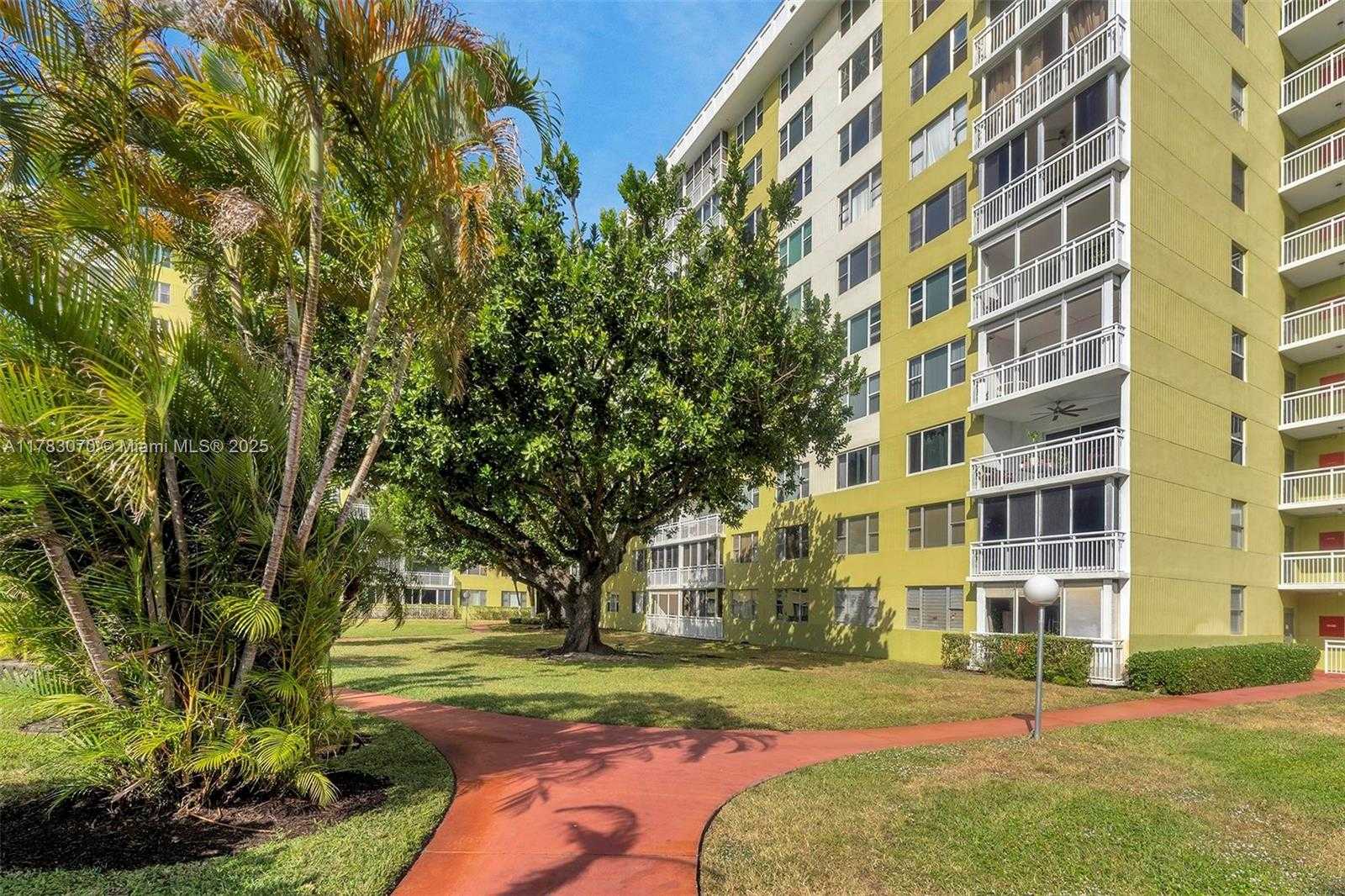 Small Image of 4400 HILLCREST DR #303B, Hollywood Number 23